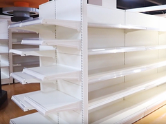 スーパーマーケットの棚はどう呼ばれていますか.